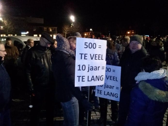 Demonstranten hebben borden en spandoeken bij zich met daarop de tekst '500 = te veel. 10 jaar = te lang'.