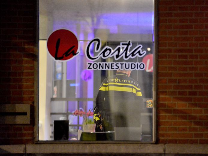 Gewapende overval op zonnestudio in Wilhelminastraat in Breda. Foto Perry Roovers / MaRicMedia