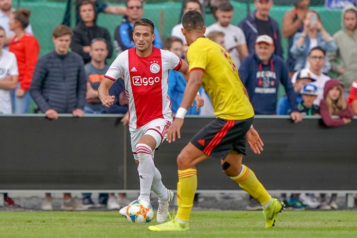Ajax-captain Dusan Tadic in actie tegen Watford.
