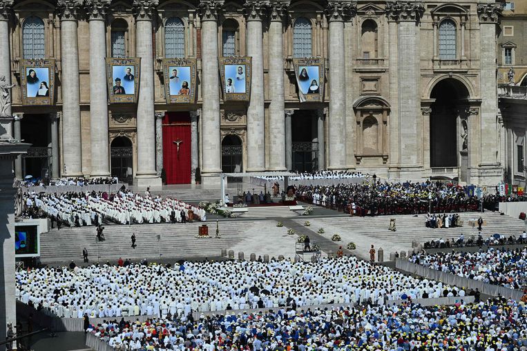  Telkens als paus Franciscus een van de namen noemt stijgt er luid gejoel op, maar dan steeds vanaf een ander stukje van het plein. Beeld AFP