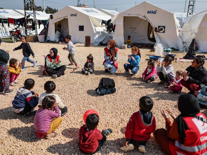 Turkse Rode Halve Maan onder vuur voor verkopen van tenten in plaats van doneren: “Schaam je”