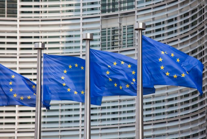 Beeld ter illustratie. Vlaggen van de Europese Unie voor een gebouw.