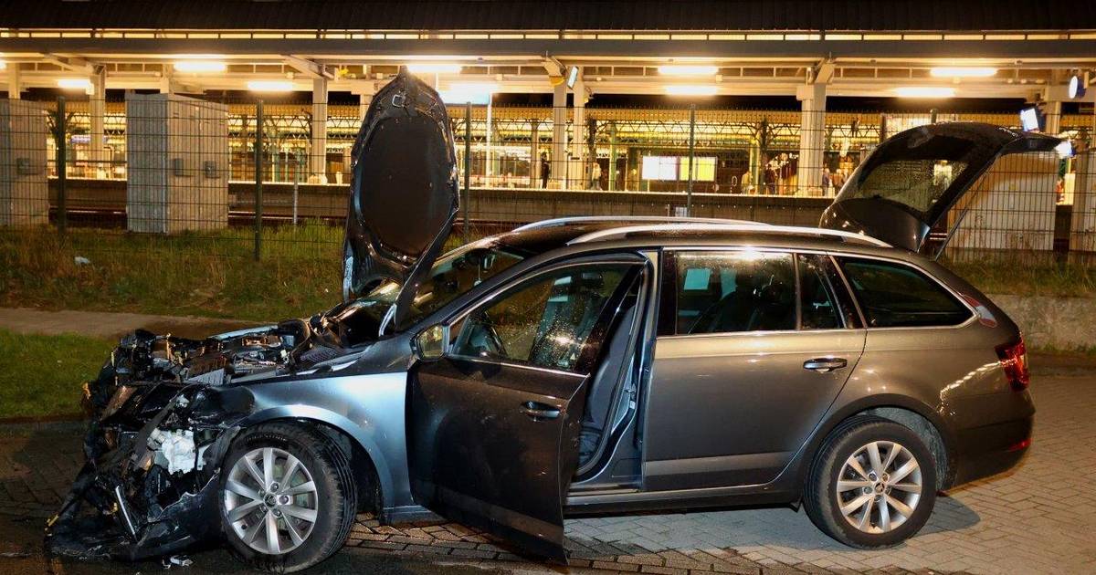 Taxi vat vlam na botsing in Den Bosch, bestuurder andere auto rijdt door en neemt de benen.