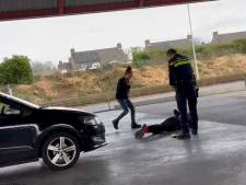 ‘Op je focking knieën, of ik taser je!’ Filmpjes tonen curieuze aanhouding bij tankstation