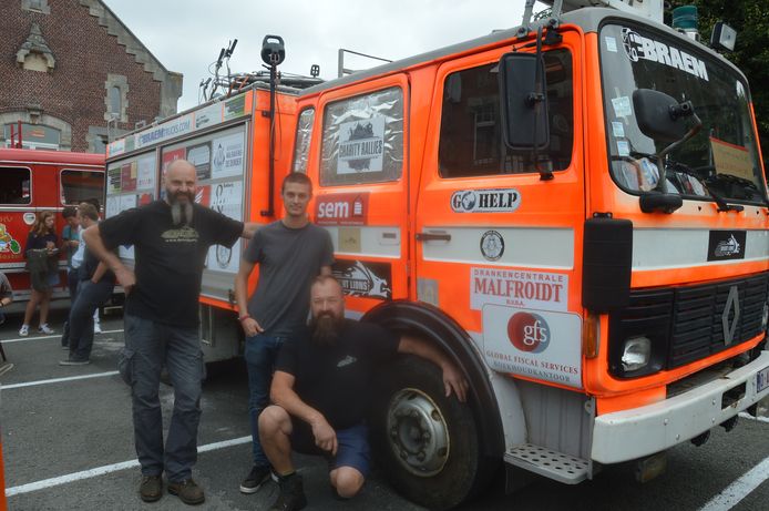 Alain, Kevin en Gunther bij de brandweerwagen die ze naar Tadzjikistan brengen.