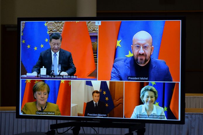 China en de EU beklonken de principeovereenkomt op een videoconferentie. Van linksboven de klok rond: de Chinese President Xi Jinping, voorzitter van de Uropese Raad Charles Michel, EU Commissie voorzitter Ursula von der Leyen, president Emmanuel Macron van Frankrijk en de Duitse bondskanselier Merkel.