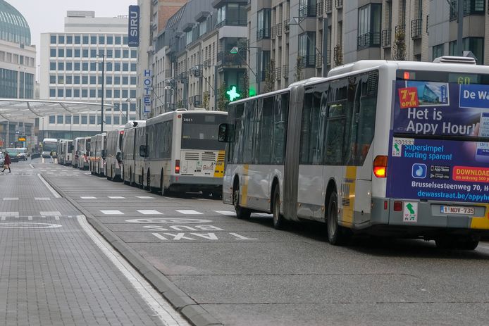 De bussen van De Lijn vormden een lange file richting Rogierplein.