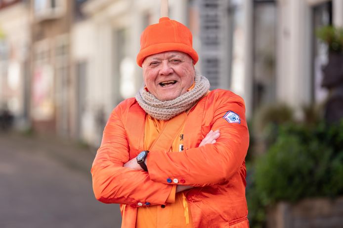 Frans van Hal in zijn oranje kloffie in de Bloemendalsestraat: ,,Als ik dit pak aan heb, voel ik me helemaal oké.”