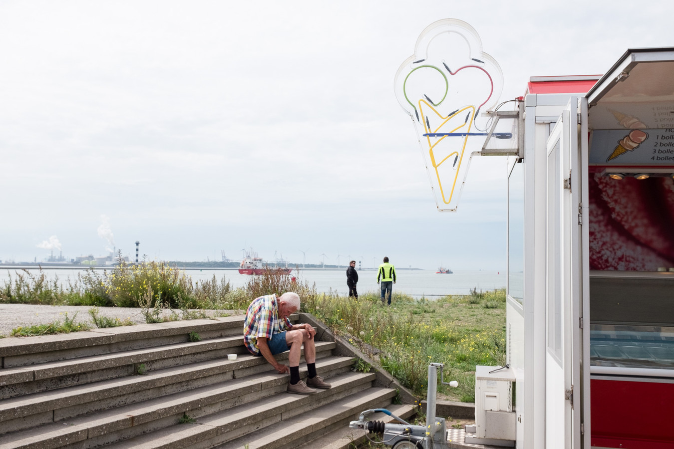 Kunsthaltentoonstelling over Hoek van Holland als afscheid van fotografie Foto AD.nl