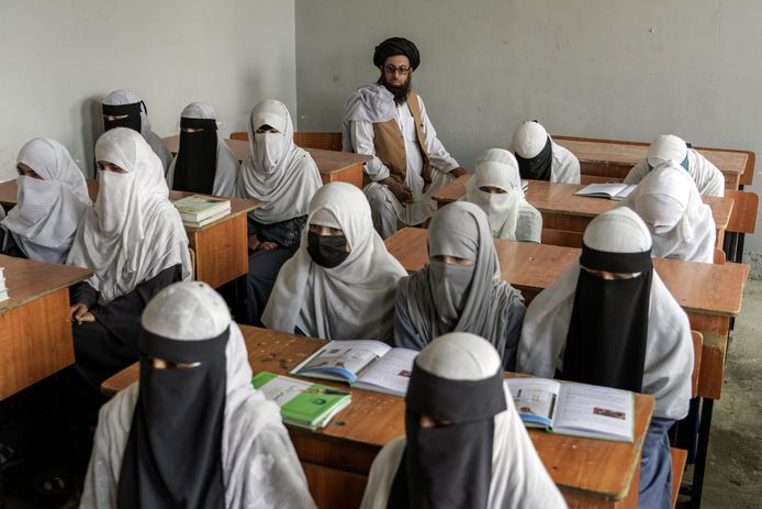 Afghaanse meisjes op een religieuze school. (11/08/22)