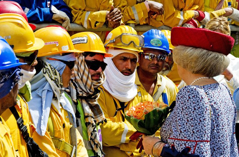 Koningin Beatrix praat met werknemers van Shell Pearl in Doha. Beeld 