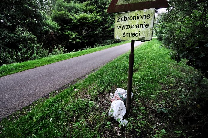 ‘Verboden afval weg te gooien’ staat in het Pools op dit bord bij Park Patersven in Wernhout. Er wonen in verhouding veel Polen en andere Oost-Europese arbeidsmigranten.