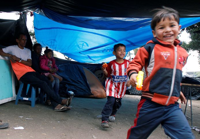 Venezolaanse migrantenkinderen spelen in een geïmproviseerd kamp bij een busstation in Quito, Ecuador. Elf Latijns-Amerikaanse landen roepen de internationale gemeenschap op om hen meer te helpen de honderdduizenden Venezolanen op te vangen die het land zijn ontvlucht vanwege de economische en politieke crisis van de voorbije maanden.
