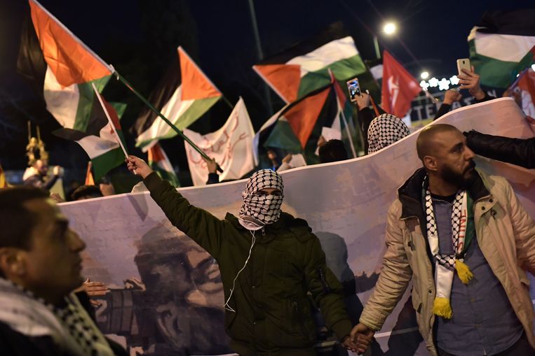 Leden van de Palestijnse gemeenschap in Athene protesteren tegen het besluit van president Trump Jeruzalem te erkennen als hoofdstad van Israël. Beeld AFP