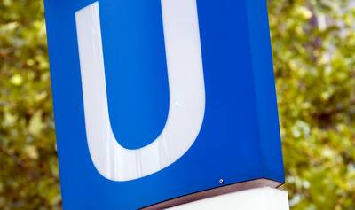 Paniek in Duitse metro: peuter in wandelwagen meters meegesleurd