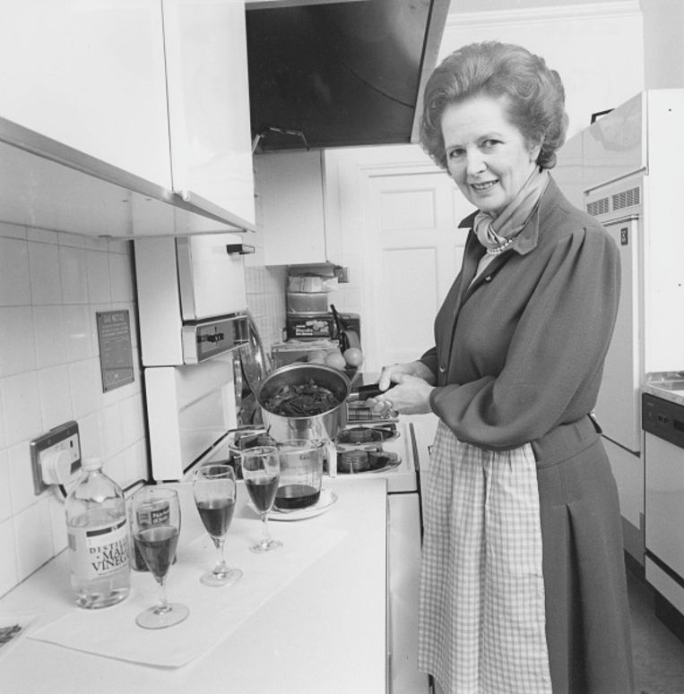 Margaret Thatcher in haar keukenschort. Beeld Getty