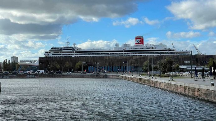 Cruiseschip Bolette meert aan in Antwerpen.