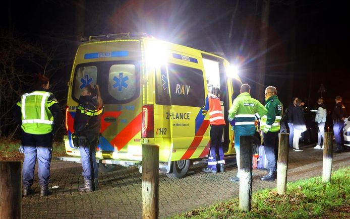 De traumahelikopter landde naast de PI Vught, maar de trauma-arts hoefde uiteindelijk niet mee in de ambulance. Vanaf de Lunettenlaan is de ambulance met spoed vertrokken.