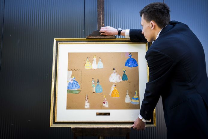 Haije Dijkstra met een aquarelschilderij gemaakt door prinses Beatrix voorafgaand aan de veiling in het veilinghuis Ald Fryslân.