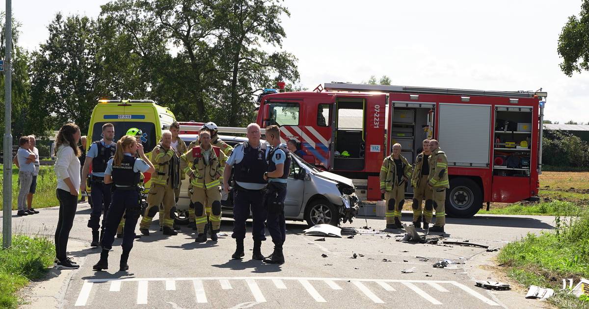 Ravage na botsing tussen twee auto's op kruispunt in Kootwijkerbroek | Barneveld