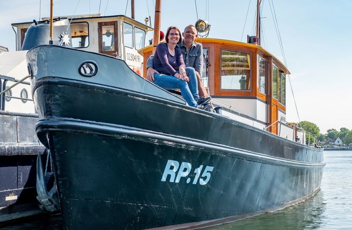 Gerardine en Jan Jacob Zoutendijk zijn trots op hun gerestaureerde politieboot.