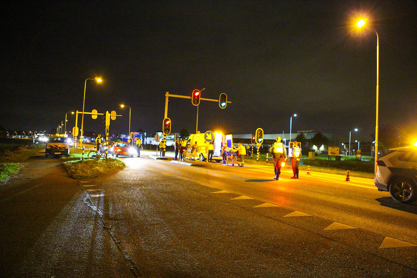 Bij een aanrijding op de Berencamperweg in Nijkerk is zaterdagavond een fietsster gewond geraakt.