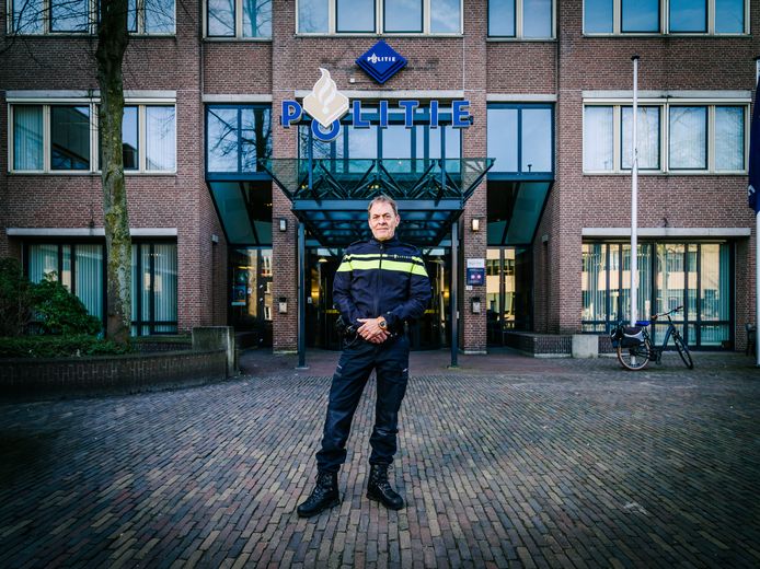 Johan van Renswoude voor het hoofdbureau van politie aan het Utrechtse Paardenveld.