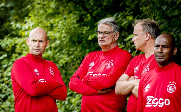Keizer, Spijkerman en Bergkamp (van links naar rechts) tijdens een training in het Amsterdamse Bos in de zomer.