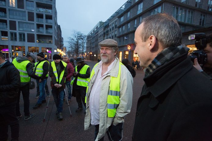 Marko Kleijn, oprichter van de Facebookgroep ‘Leg Vlaanderen Plat’, met de Genkse burgemeester Wim Dries.