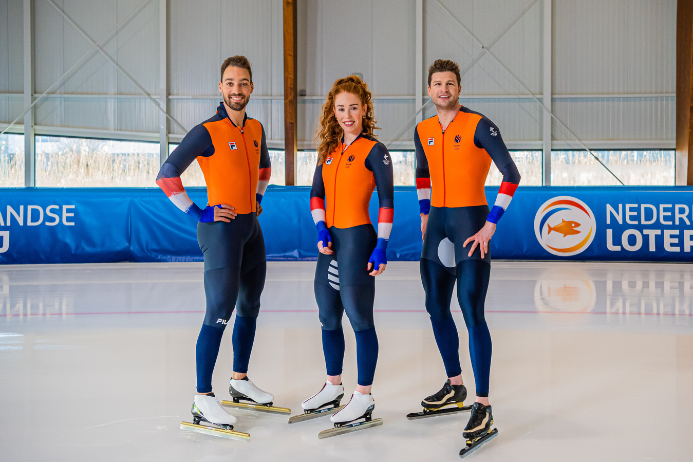 Kjeld Nuis, Antoinette de Jong en Sven Kramer (vlnr) tonen de gloednieuwe schaatspakken van TeamNL voor de aanstaande Winterspelen in Peking.