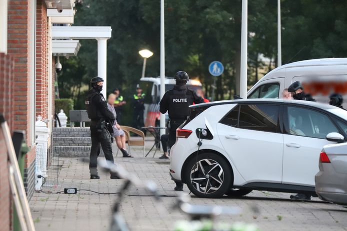 Politie-inval op een woonwagenkamp aan het Isabellaland in Den Haag.