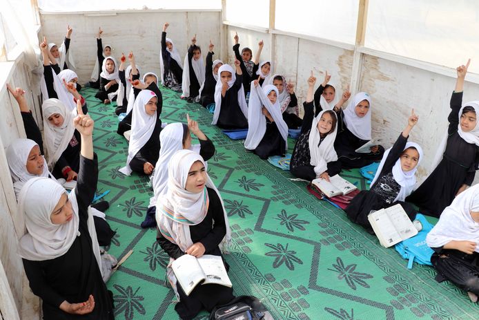 Een groep meisjes krijgt les op een basisschool in Kandahar, Afghanistan. (23/03/22).