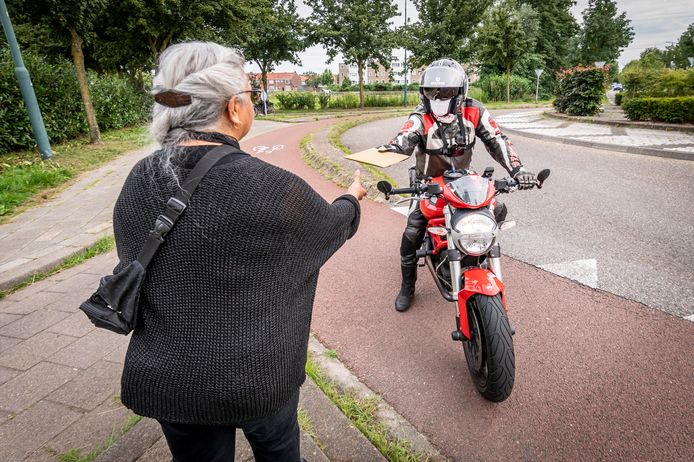 Op zijn motor bezorgt Theo Mattaar  een lid van het Osse Wereldkoor een gouden enveloppe met zaadjes waaruit een Kibrahacha-boom moet ontstaan in het kader van het Osse kunstproject Mo Ment van kunstenaar Willum Geerts.