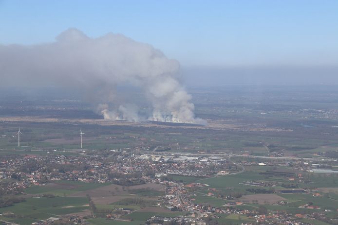 Foto’s van de brand op het natuurdomein in Brecht, genomen vanuit de lucht.