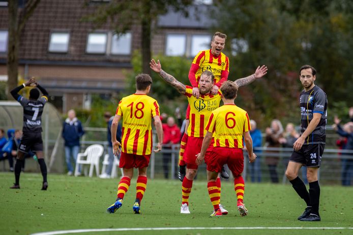 Dennis van der Wal heeft Go Ahead Kampen op voorsprong gezet tegen DZC'68 en dat mag iedereen weten.