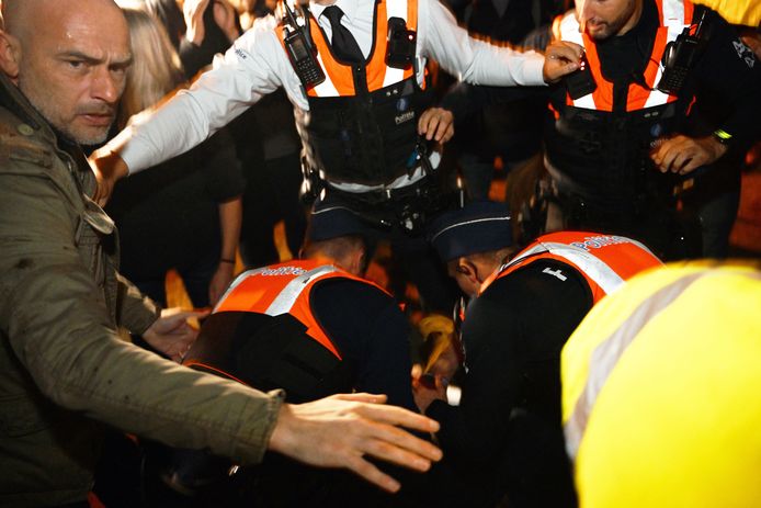 Dewinter werd tegen de grond gewerkt door de actievoerders.