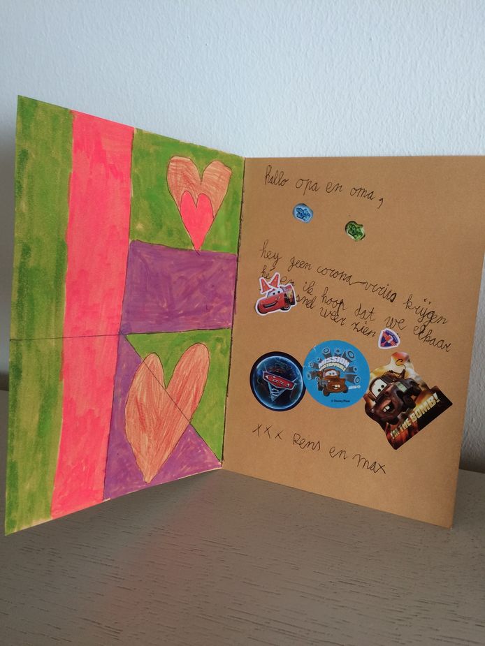 'Max en Rens hebben deze mooie kaart gemaakt. Ze zijn 5 en 8 jaar. De foto laat de binnenkant zien op de voorkant stond een heel groot hart. Ze hopen dat opa en oma niet ziek worden. Opa Walter en Oma Mieke in Helmond zijn blij met deze mooie kaart.'