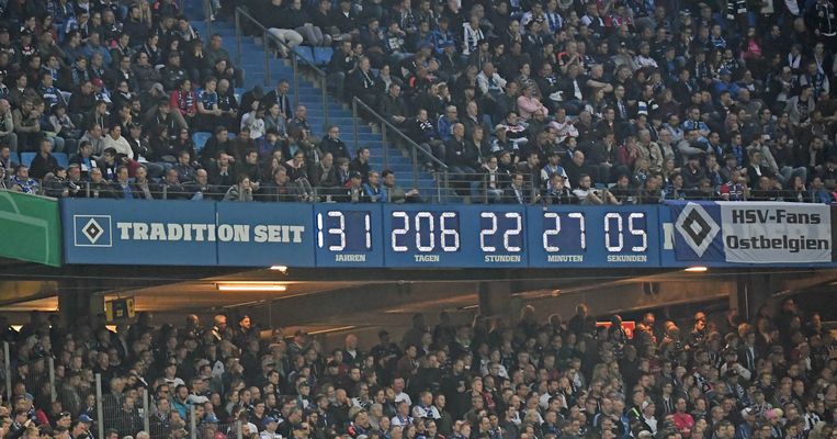 De klok in het stadion van HSV gaf aan hoe lang de club al op het hoogste niveau speelde. Na de degradatie werd dat de 131 jaar sinds de oprichting van de club. Beeld BSR Agency