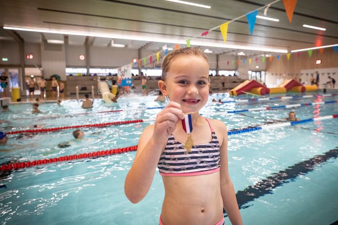 Lot Rikkink is blij met haar medaille van de zwemvierdaagse Denekamp.