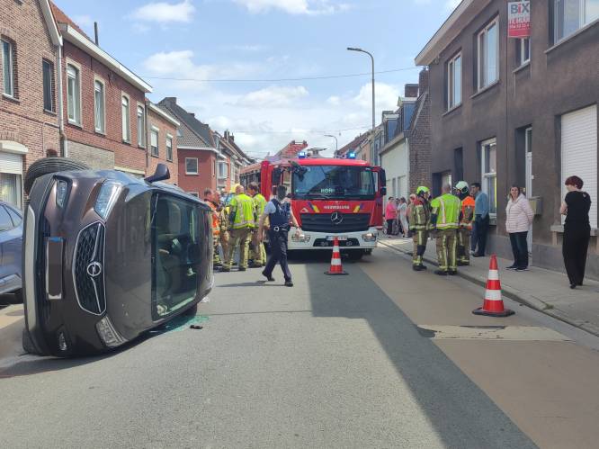Bestuurster komt met auto op zijkant terecht na botsing