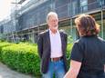 Jan van der Doelen in gesprek met een bewoonster van de Nachtegaallaan in Oss over de renovatie van 42 huizen. Hij inventariseert de klachten van bewoners namens de SP.