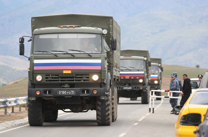 Vrachtwagens van de Russische vredeshandhavers verlaten de betwiste regio en rijden Armenië binnen. (22/09/23)