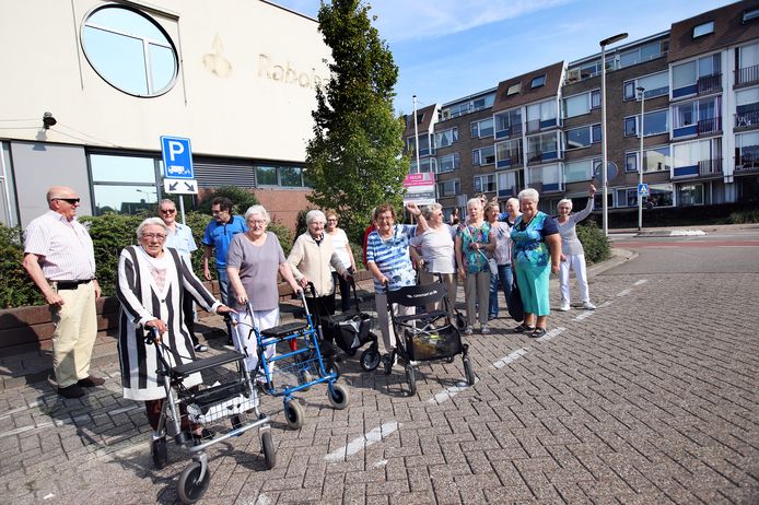 Ouderen protesteren tegen de komst van een sportschool in het voormalige Rabobankgebouw aan de overkant die 24 uur per dag open zal zijn. Ze vrezen hun nachtrust tijdens avond en nacht.