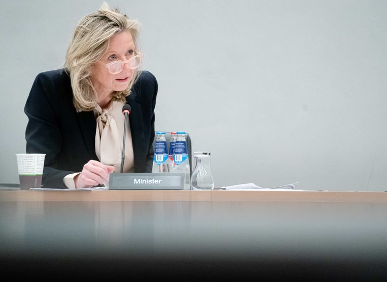 Demissionair minister Kajsa Ollongren (Binnenlandse Zaken en Koninkrijksrelaties) tijdens een commissiedebat over bouwregelgeving. Besproken worden onder meer de instorting van het dak van het AZ-stadion en de dodelijke flatbrand in Arnhem.  Beeld ANP