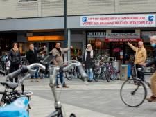 Boze winkeliers hangen spandoeken op in centrum Wijchen tegen schrappen parkeerplaatsen