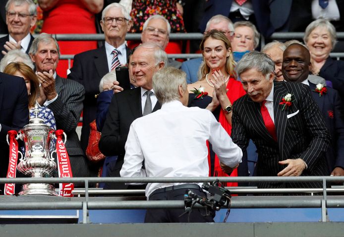 Stan Kroenke feliciteert Arsène Wenger na het winnen van de FA Cup in 2017.