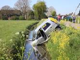 Auto rijdt het water in, bestuurster naar het ziekenhuis gebracht