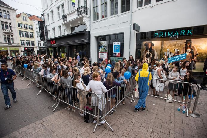 Een massa volk bij de opening van Primark in Gent. Ook op de Meir wordt straks in april een stormloop verwacht.