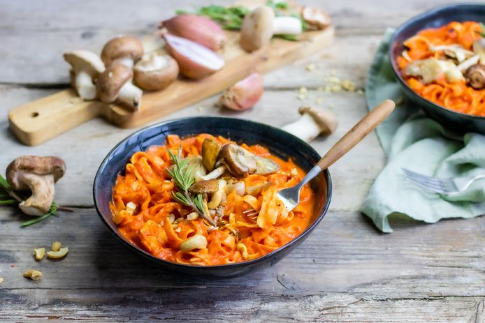 Tagliatelle met paprikasaus en bospaddenstoelen