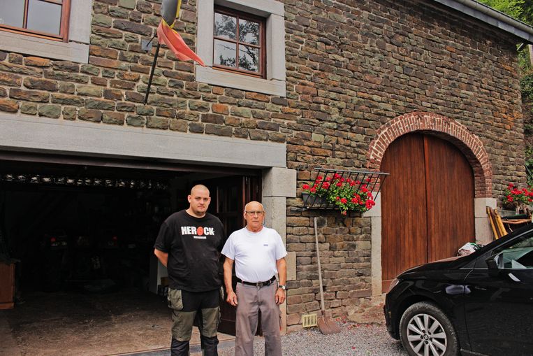Lucien en zijn kleinzoon Antoine, onder de Belgische driekleur. 'Vlaamse vlaggen, moeten wij dat hier pikken?' Beeld Michiel Martin
